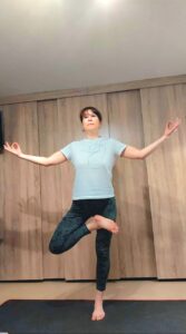 vrikshasana-poza-dereva-joga-klub-gayatri-foto